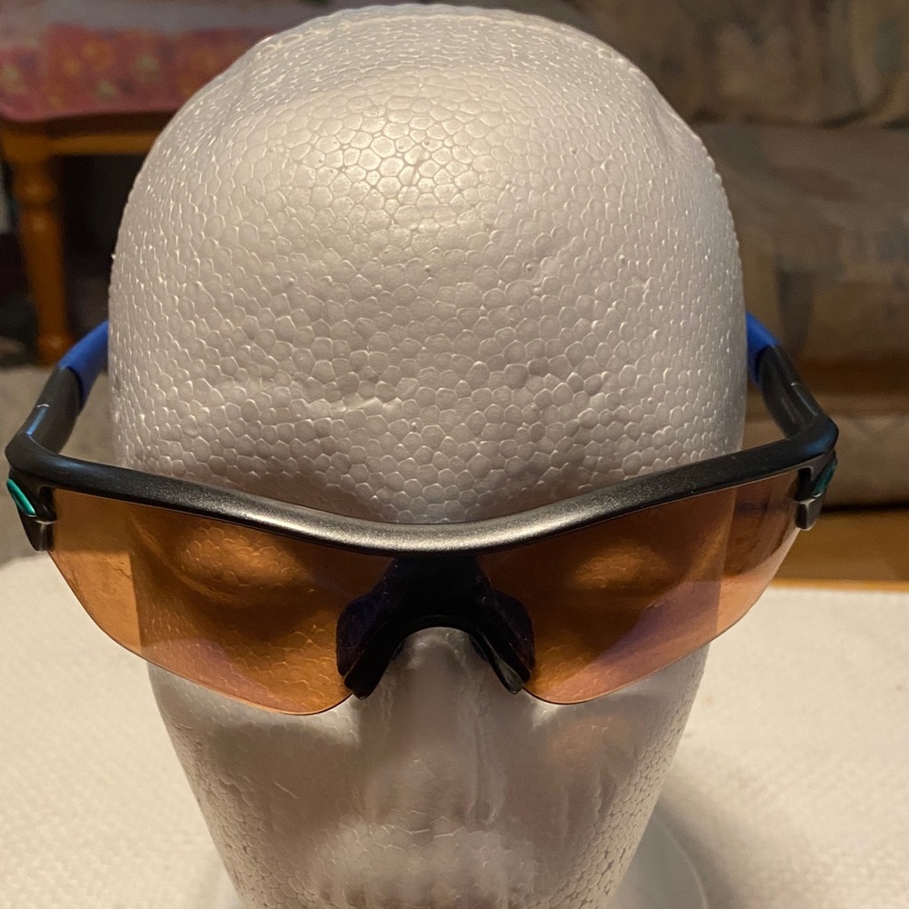 Oakley sunglasses 009184-13 132 excellent condition